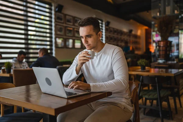 Hombre Joven Adulto Caucásico Hombre Sentado Cafetería Con Computadora Portátil — Foto de Stock