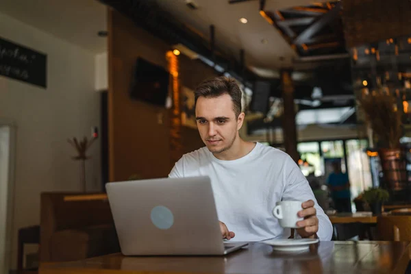 Hombre Joven Adulto Caucásico Hombre Sentado Cafetería Con Computadora Portátil — Foto de Stock