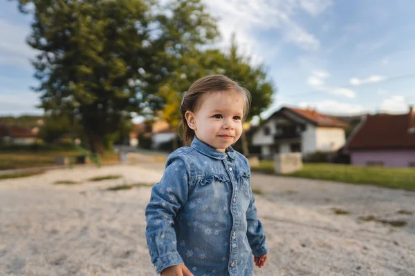 1人の女の子の肖像小さな白人女性幼児立っているか 一人で歩く屋外で日子供時代と成長の概念コピースペース — ストック写真