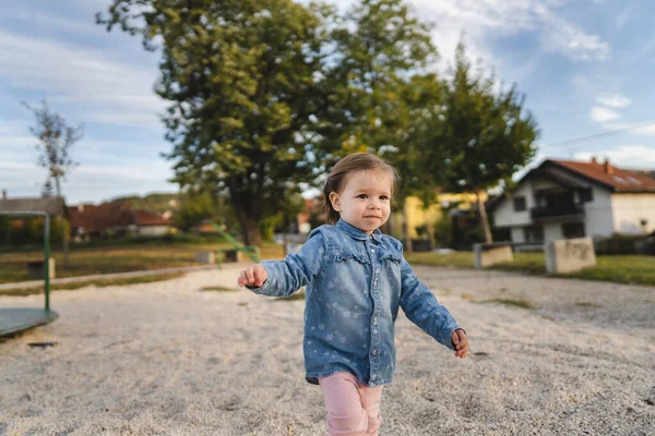 1人の女の子の肖像小さな白人女性幼児立っているか 一人で歩く屋外で日子供時代と成長の概念コピースペース — ストック写真