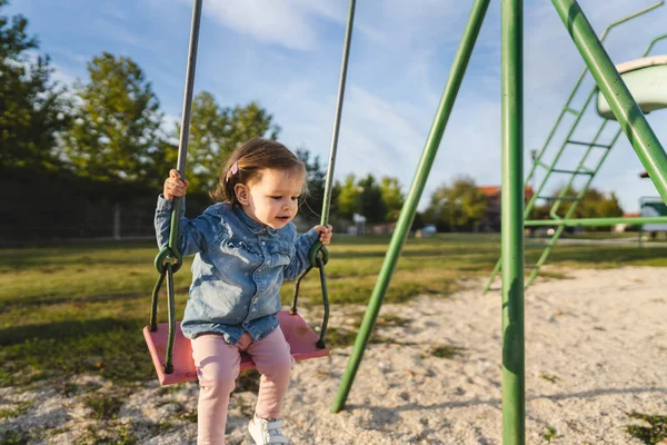 1人の女の子小さな白人の子供女性幼児18ヶ月楽しいを持っています公園で一人でスイングで日子供時代と成長コンセプトコピースペース — ストック写真