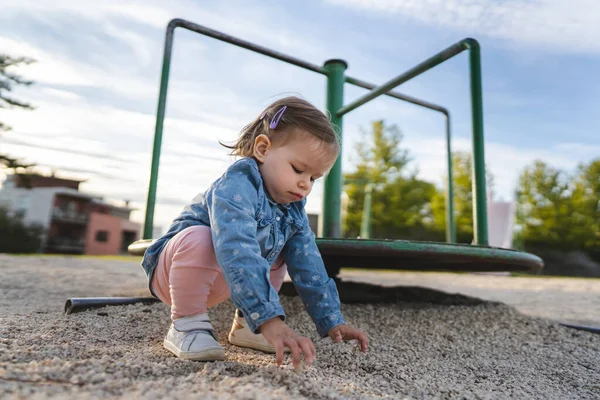 1人の女の子小さいCaucasian子供女性幼児18ヶ月で公園遊びで日によってスピードスピナーメリーゴーランドターンアバウト子供時代と成長コンセプトコピースペース — ストック写真