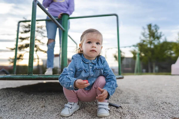 Una Niña Pequeña Caucásica Niño Hembra Niño Meses Edad Parque — Foto de Stock