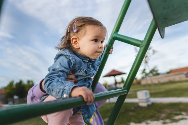 1人の女の子小さな白人の子供女性幼児18ヶ月楽しいを持っています公園でスライド上の日子供時代と成長のコンセプトコピースペース開発を登る — ストック写真