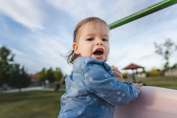 1人の女の子小さな白人の子供女性幼児18ヶ月楽しいですで公園で日子供時代と成長のコンセプトコピースペース — ストック写真