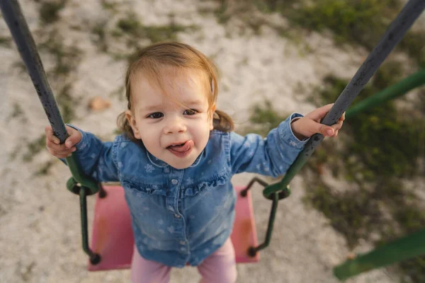 Uma Menina Pequena Criança Caucasiana Criança Sexo Feminino Meses Idade — Fotografia de Stock