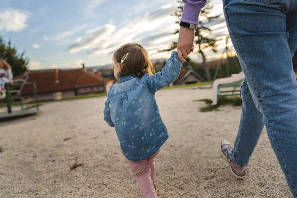 未知の母と子の女と娘の風景女は公園を歩きながら手を握り大人と18ヶ月の母親と子供時代は家族のコンセプトコピースペースを1日で育て — ストック写真