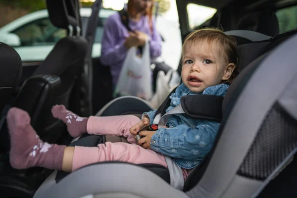 Una Niña Pequeña Niña Caucásica Niña Sentada Silla Seguridad Asiento — Foto de Stock