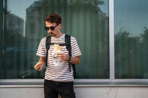 Man Ung Vuxen Modern Kaukasisk Man Staden Solig Dag Stå — Stockfoto