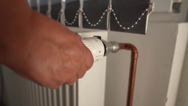 Apartman Enerji Gaz Krizi Kavramının Isıtıcısını Kapatan Kimliği Belirsiz Bir — Stok video