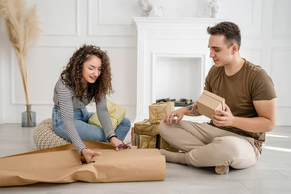 Couple Man Woman Prepare Presents Holiday Caucasian Male Female Packing — Stock Photo, Image