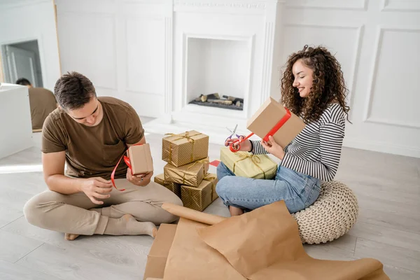 Couple Man Woman Prepare Presents Holiday Caucasian Male Female Packing — Stock Photo, Image