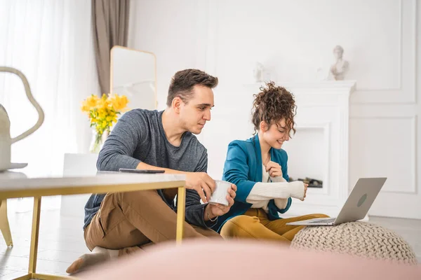 Çift Erkek Kadın Genç Beyaz Erkek Evde Dizüstü Bilgisayarla Oturup — Stok fotoğraf