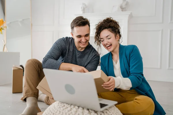 Jong Kaukasisch Paar Vrouw Man Vrouw Man Vriendin Vriendje Opening — Stockfoto