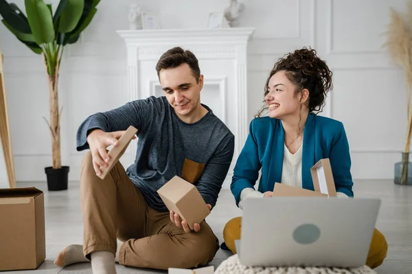 Young Couple Man Woman Boyfriend Girlfriend Husband Wife Exchange Gifts — Stock Photo, Image