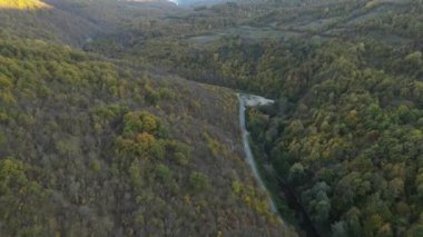 Sonbahar günü, asfalt tepede asfalt hava aracı görünümünde ağır taşıma araçları seyahat konsepti. 