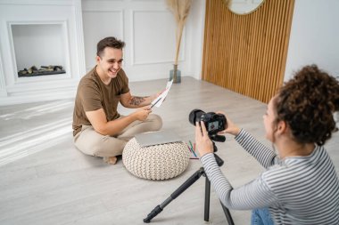 Sanatçı Çift kadın ve erkek içerik video blogu öğretici resim çizmeyi öğretici hale getiriyor. Kamerayla internet yayını için içeriği nasıl kaydedeceklerini ya da ev fotokopi alanındaki Kafkasyalı blog yazarı