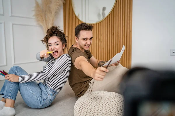 Artista Casal Mulher Homem Fazendo Conteúdo Vídeo Blog Instrucional Como — Fotografia de Stock