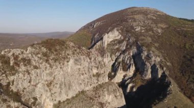 Sırbistan 'daki Svrljig yakınlarındaki Nisevac taştan kayalar ve güneşli bir günde tepedeki hava aracı videosunda dağ sırasındaki kayaları dolduruyor 