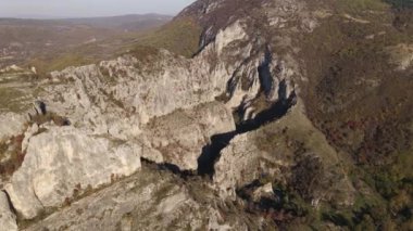 Sırbistan 'daki Svrljig yakınlarındaki Nisevac taştan kayalar ve güneşli bir günde tepedeki hava aracı videosunda dağ sırasındaki kayaları dolduruyor 