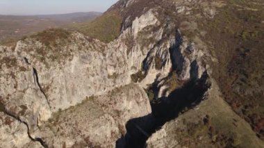 Sırbistan 'daki Svrljig yakınlarındaki Nisevac taştan kayalar ve güneşli bir günde tepedeki hava aracı videosunda dağ sırasındaki kayaları dolduruyor 