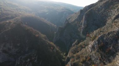 Sırbistan 'daki Svrljig yakınlarındaki Nisevac taştan kayalar ve güneşli bir günde tepedeki hava aracı videosunda dağ sırasındaki kayaları dolduruyor 