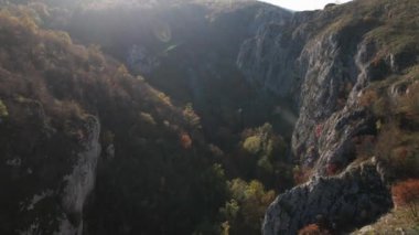 Sırbistan 'daki Svrljig yakınlarındaki Nisevac taştan kayalar ve güneşli bir günde tepedeki hava aracı videosunda dağ sırasındaki kayaları dolduruyor 