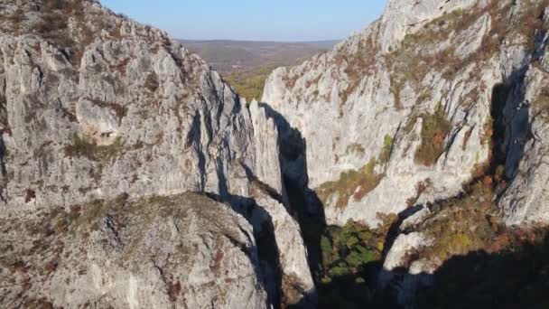 セルビアのSvrljig近くのニセヴァツの石の岩崖と晴れた日の山脈の峡谷の岩丘の上の空中ドローンビデオ — ストック動画