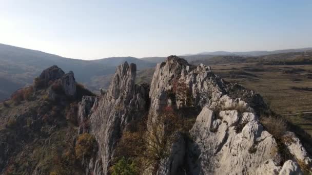 セルビアのSvrljig近くのニセヴァツの石の岩崖と晴れた日の山脈の峡谷の岩丘の上の空中ドローンビデオ — ストック動画