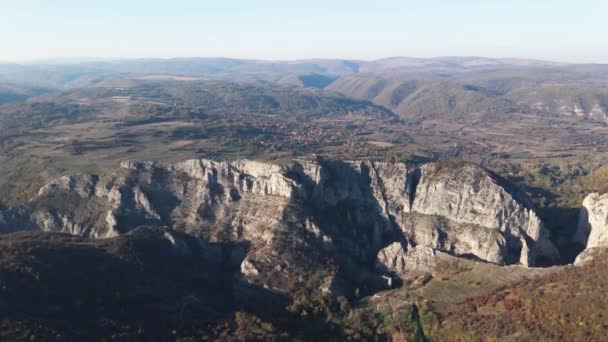 セルビアのSvrljig近くのニセヴァツの石の岩崖と晴れた日の山脈の峡谷の岩丘の上の空中ドローンビデオ — ストック動画