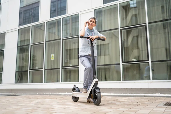 Eine Frau Reif Senior Kaukasischen Weiblichen Stand Outdoor Nutzung Mobiltelefon — Stockfoto