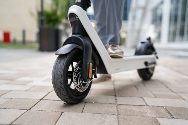 Pés Mulher Desconhecida Dirigindo Scooter Elétrico Branco Scooter Pavimento Dia — Fotografia de Stock