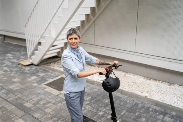 Uma Mulher Madura Mulher Branca Sênior Livre Com Scooter Elétrico — Fotografia de Stock