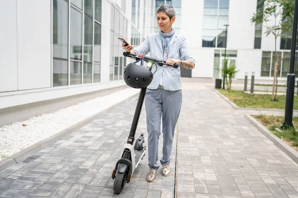 Jedna Žena Starší Starší Běloška Žena Stojící Venku Elektrický Kick — Stock fotografie