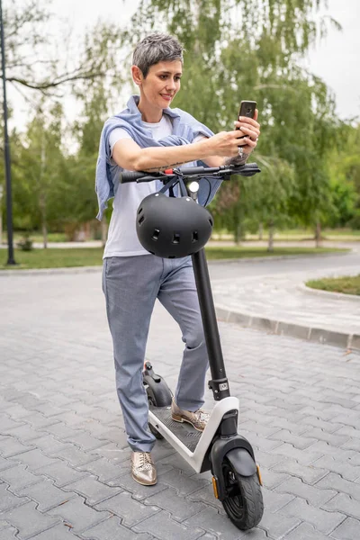 One Woman Mature Senior Caucasian Female Standing Outdoor Use Mobile — Stock Photo, Image