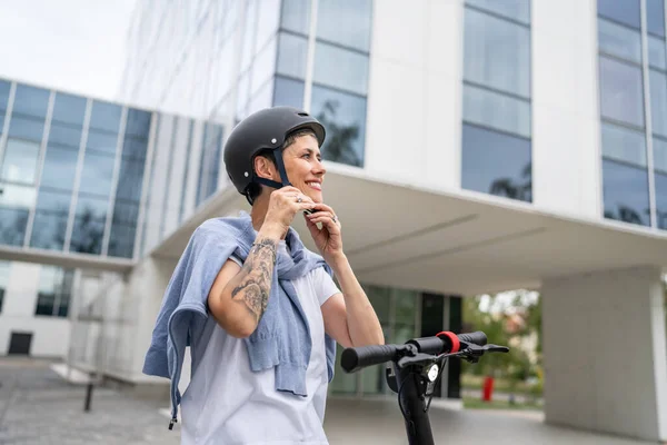 Yetişkin Yetişkin Bir Kadın Dışarıda Durup Koruyucu Kask Takıyor Elektrikli — Stok fotoğraf