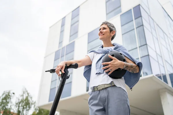 Bir Kadın Olgun Yaşlı Beyaz Açık Havada Elektrikli Scooterlı Bir — Stok fotoğraf