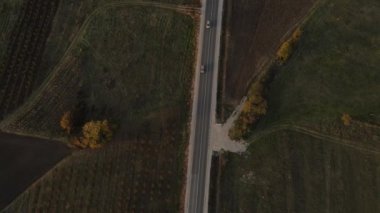 Sonbahar günü otomobillerle yol manzaralı asfalt kırsal alanda asfalt üzerinde seyir konseptini geçen araçlar doğada tepeden tırnağa seyahat konsepti.