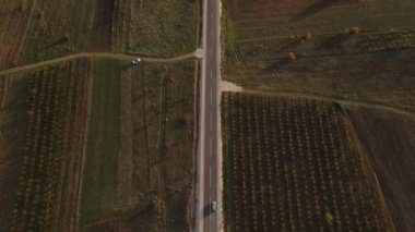 Otomobil geçen araçlarla yol manzarası sonbahar günü asfalt üzerinde yol alıyor kırsal alanda tarlalar boyunca doğa manzaralı seyahat konsepti