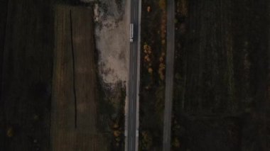 Kamyon ve arabalı hava manzarası sonbahar günü asfalt üzerinde yol alırken kırsal alanda doğa manzaralı seyahat konsepti.