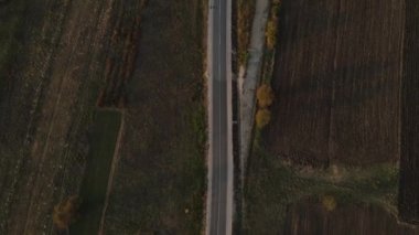 Doğu Sırbistan 'da yoldaki insansız hava aracı videosu sonbahar günü kırsal alanda tarlalarda dolaşır. 