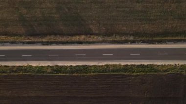 Doğu Sırbistan 'da yoldaki insansız hava aracı videosu sonbahar günü kırsal alanda tarlalarda dolaşır. 