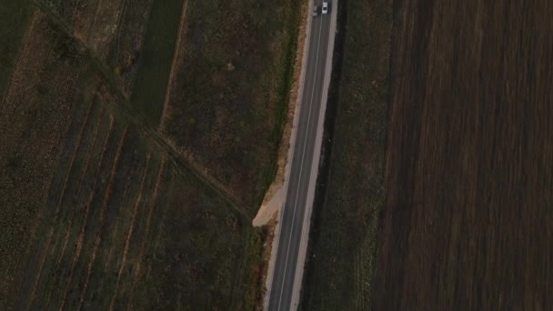 Luftaufnahme Auf Der Straße Mit Vorbeifahrenden Autos Auto Reisekonzept Herbst — Stockvideo