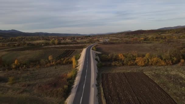 Otomobil Geçen Araçlarla Yol Manzarası Sonbahar Günü Asfalt Üzerinde Yol — Stok video