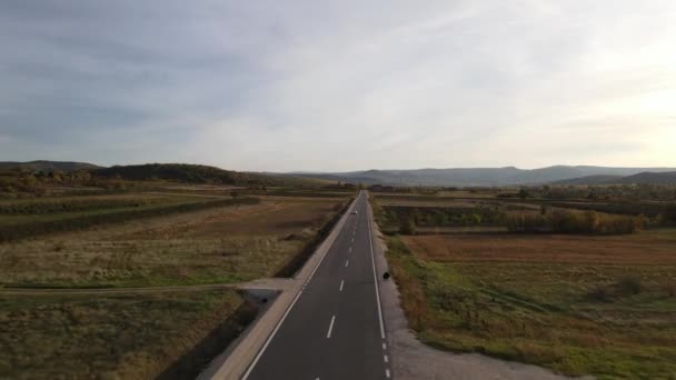 자동차가 가을에 운전을 운전을 공중에서 관찰되는 도로의 풍경은 지역의 아스팔트 — 비디오
