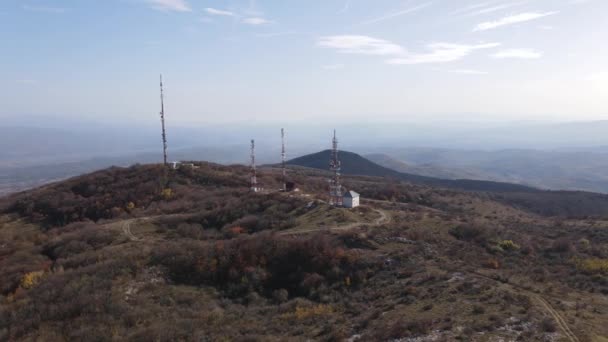 Antenne Und Satellit Der Telekommunikationstürme Auf Dem Tupiznica Gebirge Serbien — Stockvideo