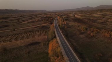 Otomobil geçen araçlarla yol manzarası sonbahar günü asfalt üzerinde yol alıyor kırsal alanda tarlalar boyunca doğa manzaralı seyahat konsepti