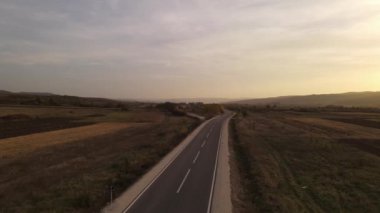 Otomobil geçen araçlarla yol manzarası sonbahar günü asfalt üzerinde yol alıyor kırsal alanda tarlalar boyunca doğa manzaralı seyahat konsepti