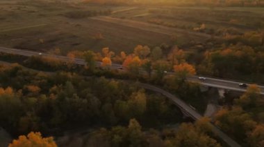 Otomobil geçen araçlarla yol manzarası sonbahar günü asfalt üzerinde yol alıyor kırsal alanda tarlalar boyunca doğa manzaralı seyahat konsepti