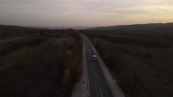 Luftaufnahme Auf Der Straße Mit Vorbeifahrenden Autos Herbstlichen Straßenverkehr Auf — Stockvideo
